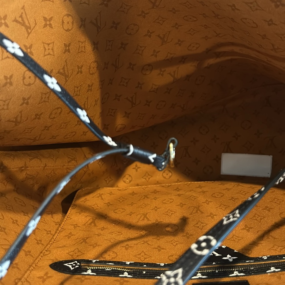 Louis Vuitton Neverfull Crafty-MM GIANT caramel/orangish and black. Unused item.